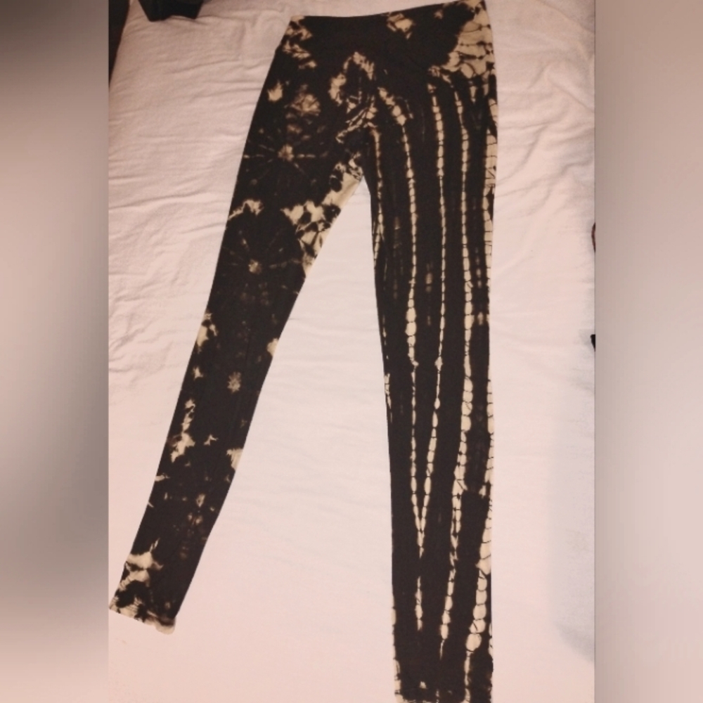 Luxurious Black and Gold High-Waisted Capris